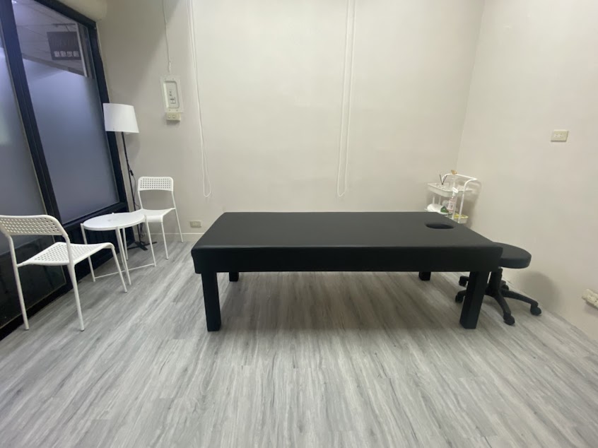 默默放鬆（預約制）｜客製化按摩｜整骨｜整復｜推拿｜刮痧｜按摩｜拔罐｜撥筋｜筋膜放鬆｜骨盆調整｜體態調整｜物理調整