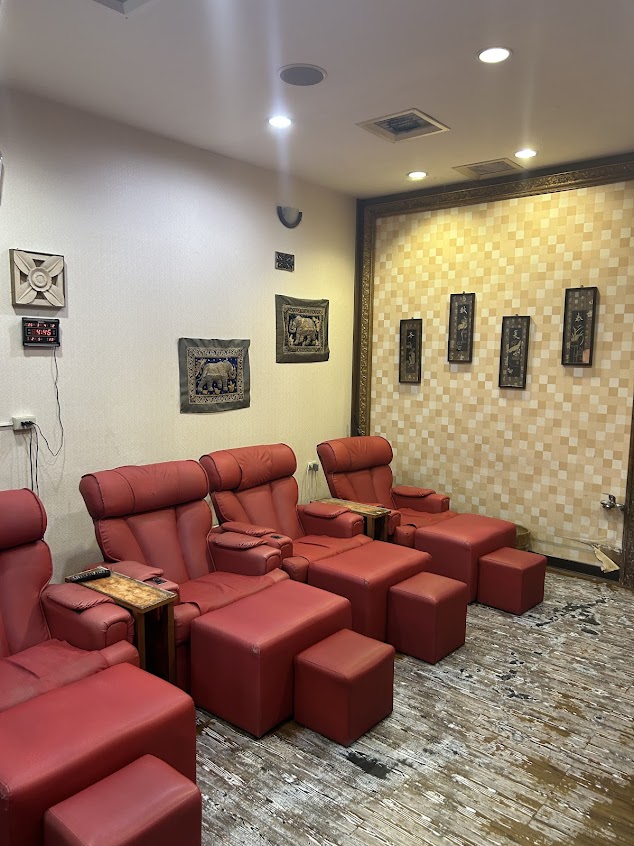 泰皇村養生館（友愛店）營業早11:00~隔日6:00
