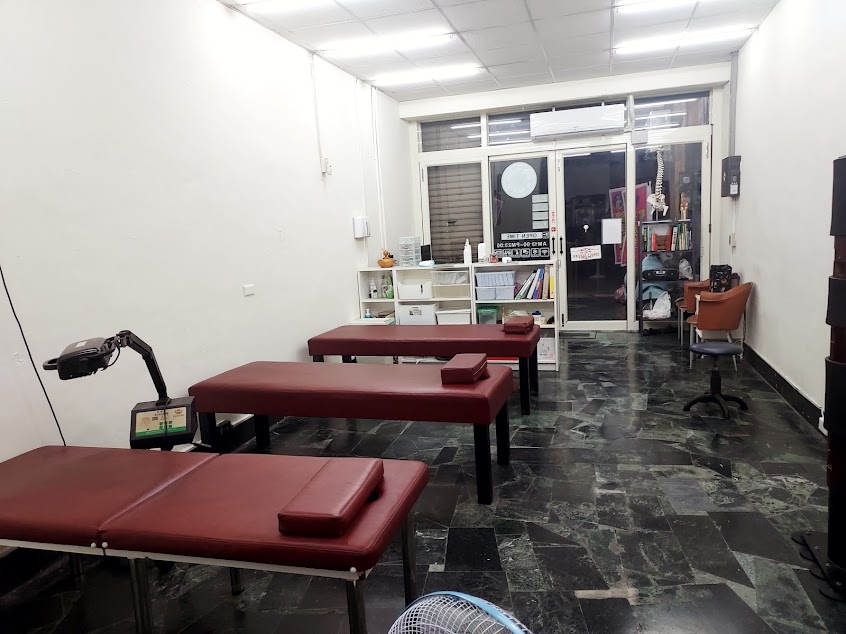 正宏民俗養生推廣中心（Zhenghong Folk Health PromotionCenter): 理肌活血、運動酸痛、筋骨關節調理、刮痧拔罐、運動按摩。氣功養身、防身術、自由博擊等教學。本中心採預約制。請事先預約以免向隅，謝謝配合。